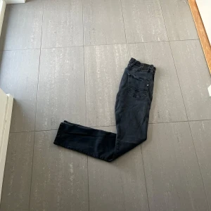 Replay Anbass Hyperflex Jeans - Säljer nu dessa Replay Anbass Hyperflex jeans i grå/svart färg, skriv för fler bilder/frågor🙌🏼