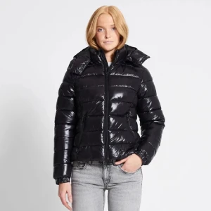 Svart glansig pufferjacka - Säljer en snygg svart pufferjacka i glansigt material. Jackan är i stl L men passar M lika bra. Jackan är liten i storleken:))