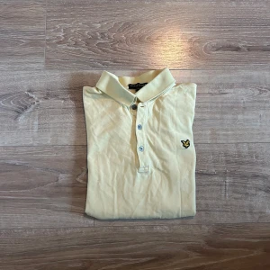 Lyle & Scott piké  - En snygg piké i toppen skick som passar till det mesta. hör av er vid frågor annars är det fritt fram att använda ”köp nu”.