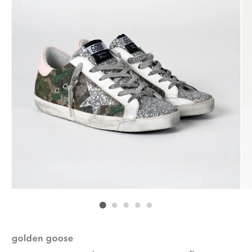 Säljer mina golden goose skor. Självklart äkta. skosnörena behöver bytas ut men själva skorna är okej skick (skorna har en sliten design). Eftersom jag använt de mycket är de inte toppen skick så därför säljer jag de billigt. Nypris ca 5000kr. Skriv för fler bilder🩷. Skor.