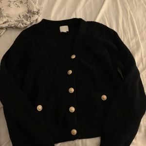 Svart elegant blus - köpt för 500kr på hm, sytt på en knapp längst upp då den var väldigt uringad