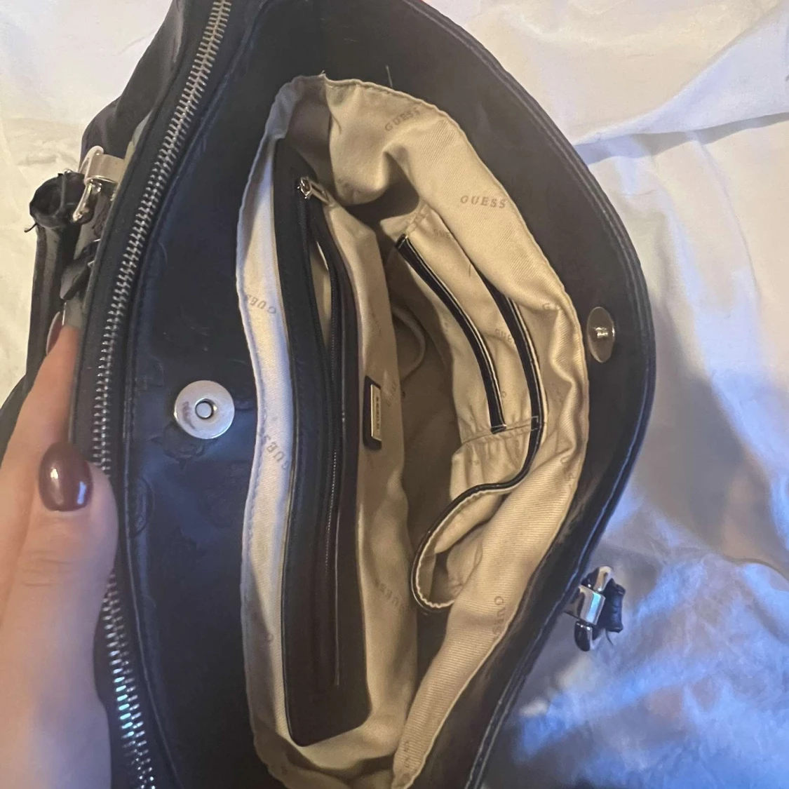 Svart handväska från Guess - 92