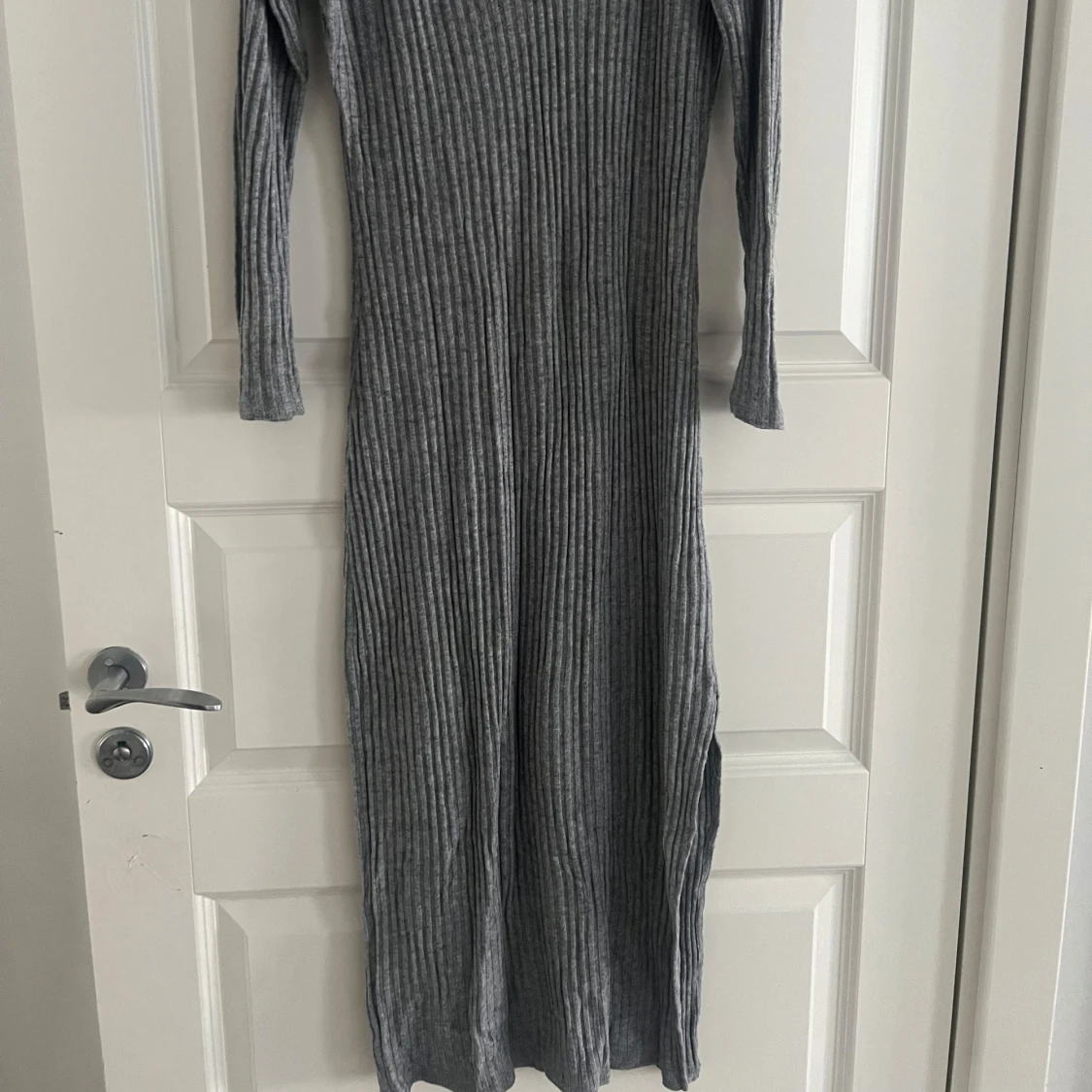 Grå ribbad klänning från Bik Bok - 90