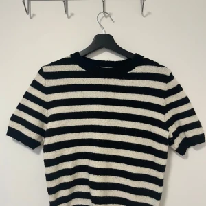 Randig tröja från H&M - En jättefin och skön stickad t-shirt som går att både klä upp och klä ner🩷