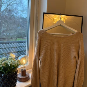 Beige stickad tröja från NA-KD - Säljer en superfin beige stickad tröja från NA-KD i storlek XS. Den har en v-ringad design och långa ärmar, perfekt för höst och vinter. Tröjan är i mycket bra skick. Han användas omvänt också🍂✨
