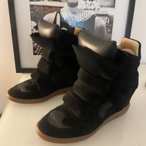  Isabel Marant klackar - Snygga klackarna från Isabel Marant i mocka med kilklack. I storlek 38 men passar även mig som har 37. Sparsamt använda, ända defekten är brun utan sol inuti skon (bild 5). Ingeting som stör då det inte syns när dom är på, men värt att notera. Kan tänka mig 4000 vid snabb affär 💓 kartong och dustbag medföljer ej