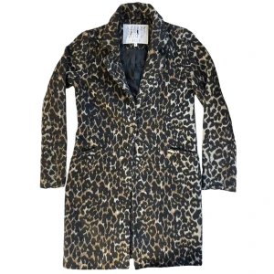 Elle trench coat - Kappa med leopardmönster och en knapp 🐆 Jag brukar ha strl XS i överdelar och är 1,67 för referens!