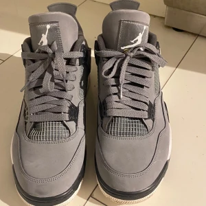 Grå Nike Air Jordan 4s - Säljer ett par grå Nike Air Jordans. Endast använda 1 gång. Skit bra skick. Pris kan diskuteras. 