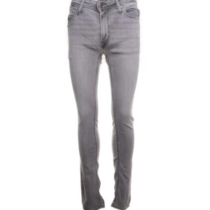 Grå jeansbyxor - Säljer ett par snygga grå jeansbyxor i  skinny/slim fit. . Byxorna är i mycket bra skick och har en stilren look som passar till det mesta. 