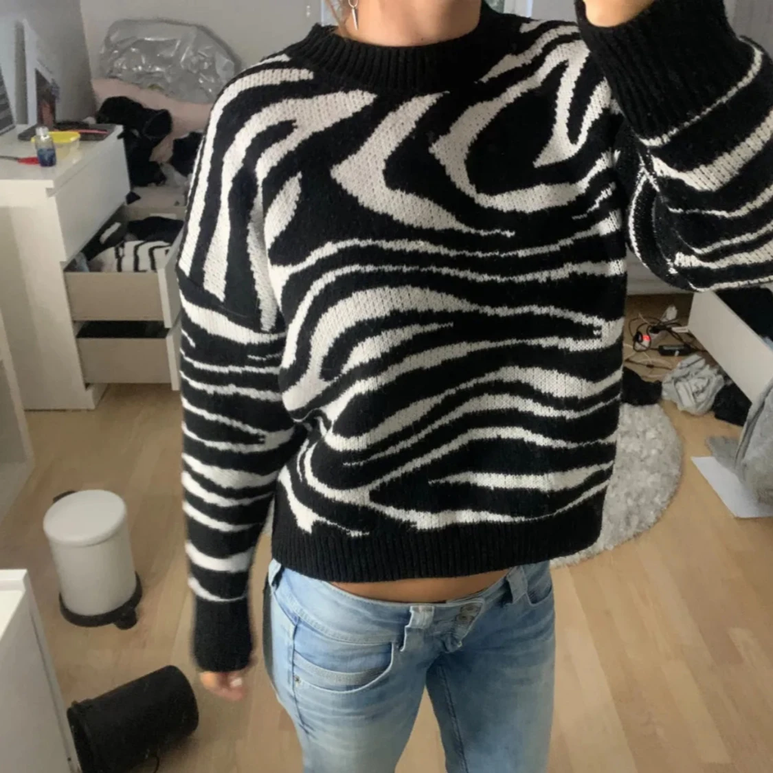 Svart och vit stickad tröja med zebramönster