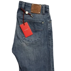 Tramarossa Leonardo Jeans - Tja säljer dessa Tramarossa Leonardo jeans i storlek 34. Dem är i jätte fint skick och kostar ca 4000kr nypris. Modellen på bilden är 188cm lång. Hör av er vid frågor eller funderingar:)