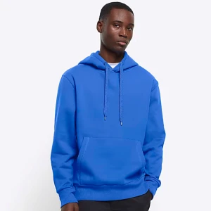 Blå hoodie - Säljer en klassisk blå hoodie med känguruficka och justerbar huva. Perfekt för en avslappnad stil och bekväm passform. Säljes helt ny oanvänd. Finns från storlek S-XL