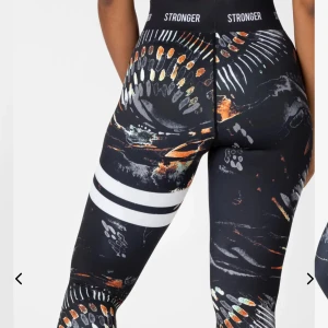 Stronger thights - Jätte fina tränings thights som knappt använts som är i super bra kvalitet. Super sköna att tränna i! Orginalpris 799!!!