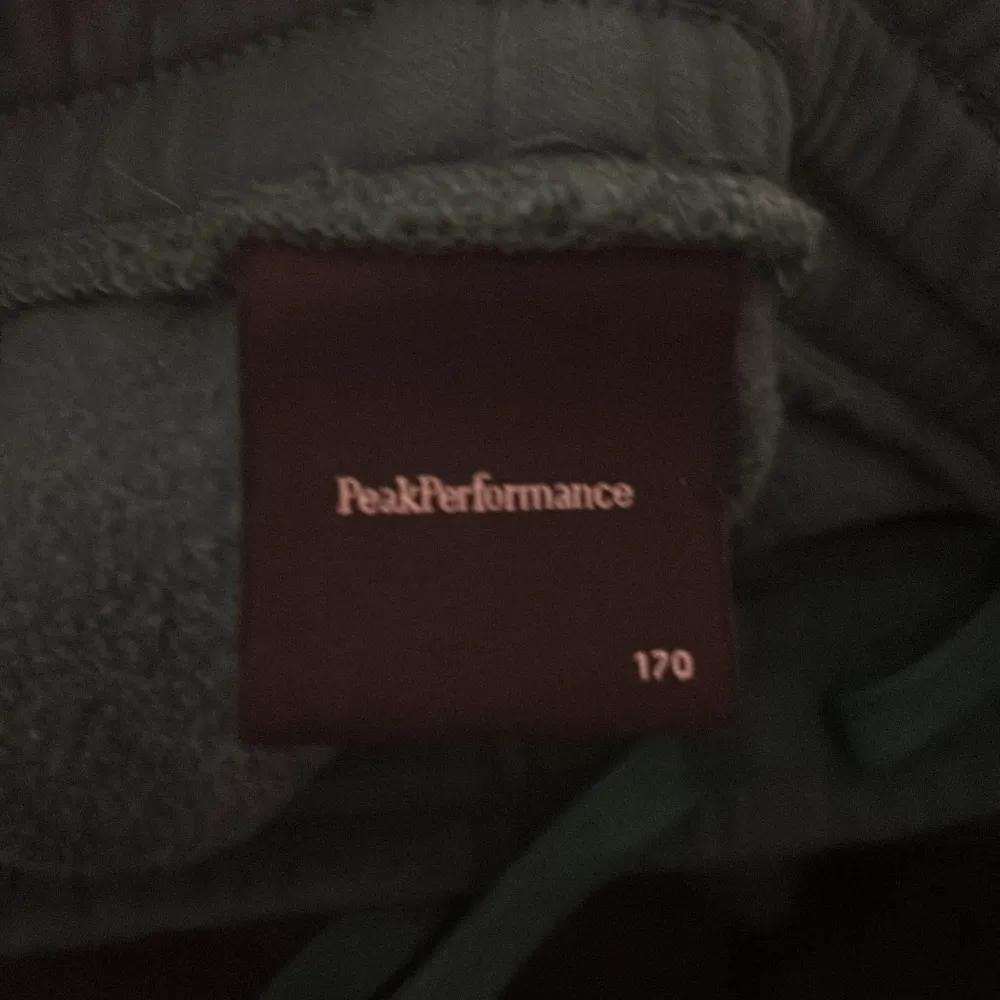 Säljer ett matchande grönt mjukis set från Peak Performance. Både hoodien och byxorna är väldigt elastiska och coola. Det är burit max 3 gånger, gillar inte färgen och tror att det passar någon annan bättre. Super mysigt nu under vintertiderna samt våren!. Farkut & Housut.