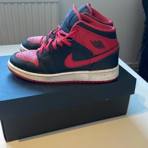 Nike Air Jordans i svart och rött - Säljer ett par klassiska Nike Air Jordans i svart och rött. Skorna har en snygg design med röd snörning och den ikoniska Air Jordan-loggan på sidan. Perfekta för både vardag och fest! De är i bra skick och kommer i originalkartong.