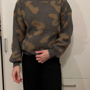 Grå och beige mönstrad tröja - Säljer en supermysig grå tröja med beige mönster. Perfekt för höst och vinter! Den har långa ärmar och en normal passform som gör den både bekväm och stilren. Passar perfekt till både jeans och kjol. 🧡