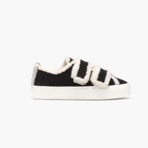 SÖKERRR!!! 38  - Superfina svarta sneakers med vit fuskpälsdetalj runt kanterna och kardborreband. Perfekta för en mysig och stilren look. De har en tjock vit sula som ger bra komfort och stil. Passar perfekt till både vardag och avslappnade tillfällen.