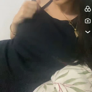 Marin blå t-shirt - En jättefin tröja som man kan ha of shoulder. Köpt för 150 kr och har används 1 gång.💞