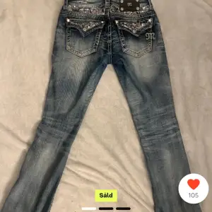 Säljer dessa jättefina miss me jeans som är köpta här på Plick, modellen är i botcut och är i stoleken 27🤍 vid frågor eller bild kom priv 