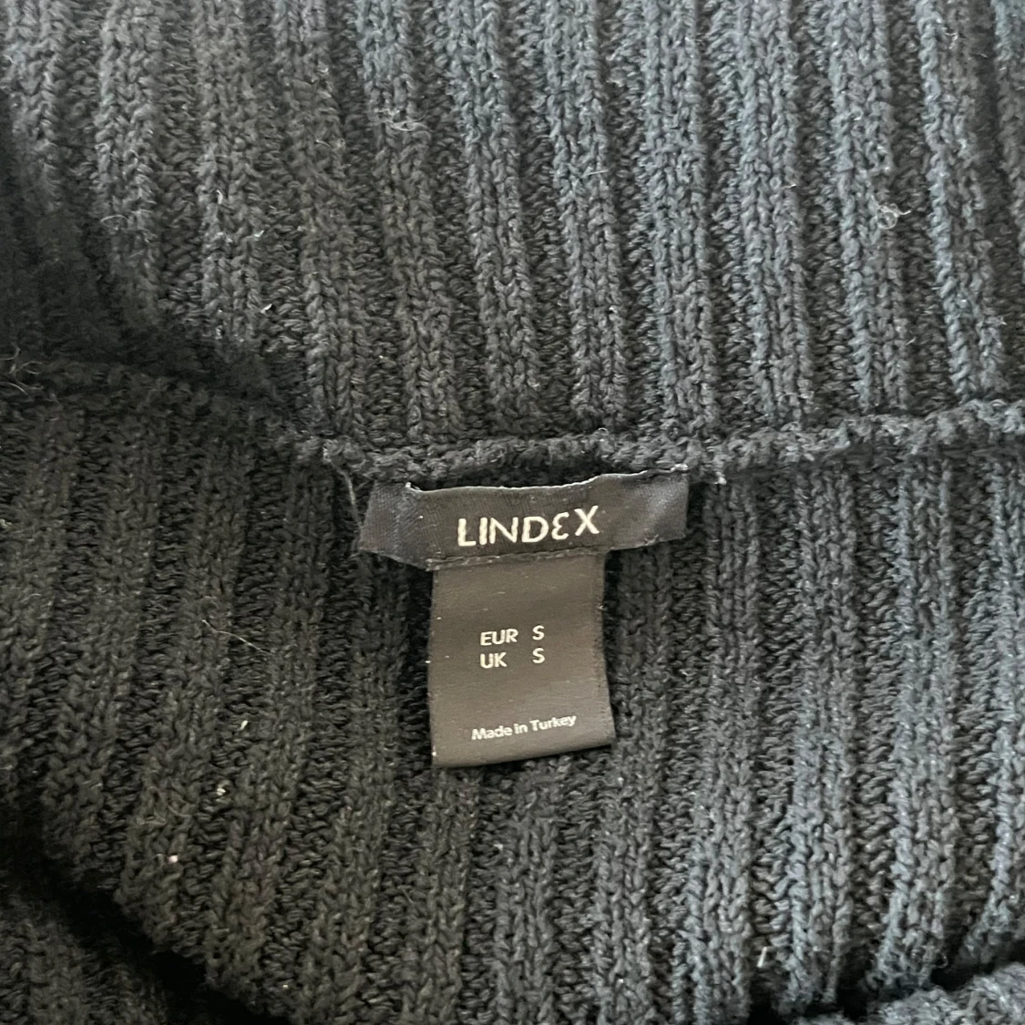 Svart ribbad offshoulder tröja från Lindex - 90