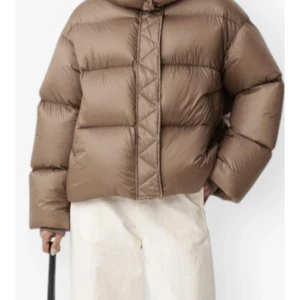 Brun pufferjacka - Säljer en snygg brun pufferjacka med huva. Jackan är perfekt nu på vinter, aldrig använd💕 jackan är lite mörkare i verkligheten men så finnn