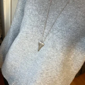 Dubbel hjärthalsband - Långt halsband med två hjärtan, 1 stort och 1 lite mindre. Kedjan är ca 80cm lång och är i bra skick trotts flera års användning.