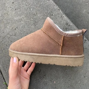 Ugg liknande vinterskor  - Säljer ett par bruna boots med mjukt foder i storlek 40. De är perfekta för kyligare dock e det lite små i storleken så passar både storlek 39&40. Köpta för: 310kr. Kontakta innan köp nu❤️❤️TAR EMOT PRISFÖRSLAG