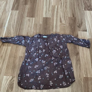 Tunika  - Brun tunika med blommor på i storlek 80 från Noa Noa