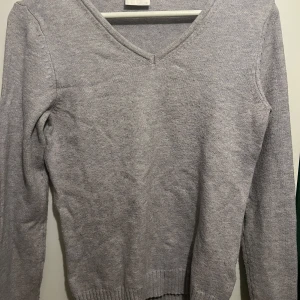 Grå tröja från VILA - Säljer en v-ringad grå tröja från VILA i storlek XS. Supermjuk och bekväm att ha på sig! Använd flertal gånger men knappt någon defekt!