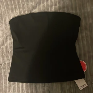 Säljer den här fina svarta basic toppen - Toppen är i strl xs och är helt ny. Den kan användas vardagligen och stylas enkelt. Ett bra basic plagg