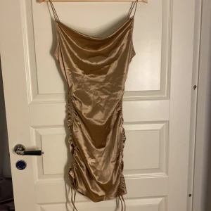 Guldklänning sidenklänning - Guldklänning med smala axelband, superfin storlek s från hm