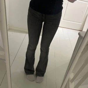 Vero moda jeans - Vero moda VMflash bootcut jeans, medelhög midja. Nypris: 550kr. Jätte fin färg och väldigt stretchiga och bekväma. Använt ca 3 gånger. I storlek S, 32 i ben.