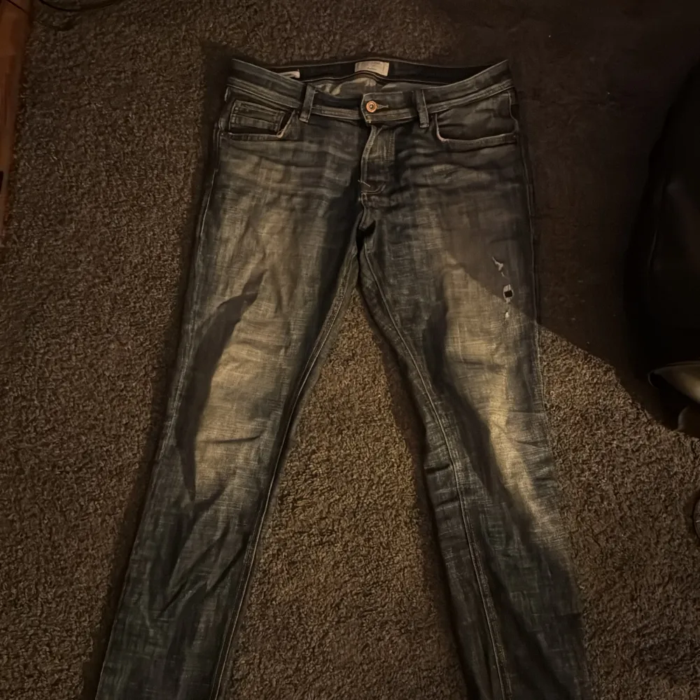 Säljer nu dessa Jack and jones jeansen i storleken 32/32. Passar mig som är 178. Ny pris 1000 säljer här för 450. Jeans & Byxor.