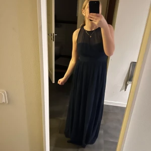 Marinblå balklänning  - Säljer en jätte fin marinblå balklänning med öppen rygg. Den är endast använd två gånger och har därav inga defekter. Den är originellt i storlek S men jag har justerat den lite så den är mer passande för xs😊