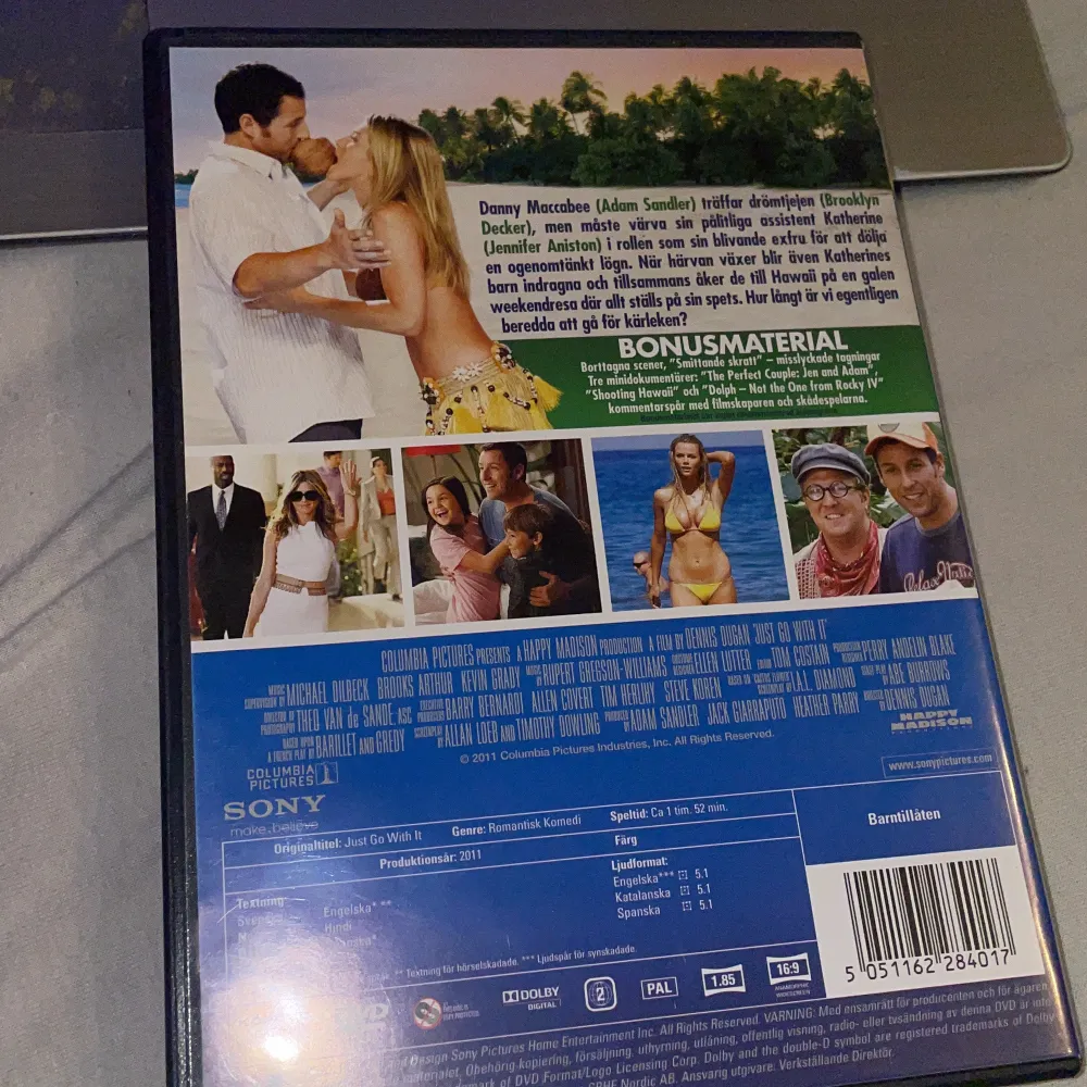 Säljer en DVD av filmen 'Just Go With It' med Adam Sandler och Jennifer Aniston. Det är en romantisk komedi där en man måste låtsas vara gift för att dölja en lögn. Perfekt för en filmkväll med mycket skratt! Inkluderar bonusmaterial som borttagna scener och bloopers. Skivan är i bra skick och fodralet är helt. Perfekt för dig som älskar komedier!. Böcker.