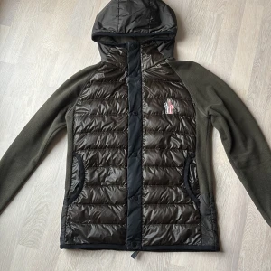 Moncler Grenoble Cardigan - Tja, säljer nu denna extremt snygga Moncler cardiganen. Stilren för  🍁mellan sesongerna 🍁 , men funkar fint för 🥶 vintern ❄️ också givetvis. Säljer pga den inte riktigt passar mig, är L men sitter som M. Jackan är felfri och självklart äkta ✅, skickade in pengar och bilder till ett företag som legitcheckar moncler. Skickas via PostNord 📦