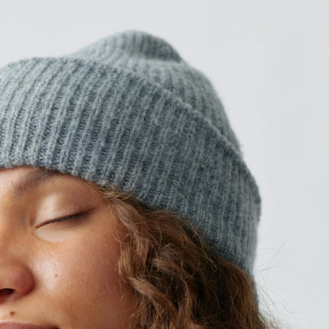 Grå ribbad mössa - 90
