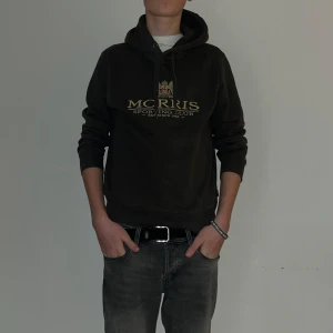 Morris hoodie  - Morris hoodie, 449kr, original pris 999kr.(pris kan diskuteras,även sänkas vid snabb affär.) Denna hoodie är väldigt stilren och sitter skönt och passar bra. (Är 185 men passar bäst för längden, 170-182.) hoodien är grön. Storlek xs/s