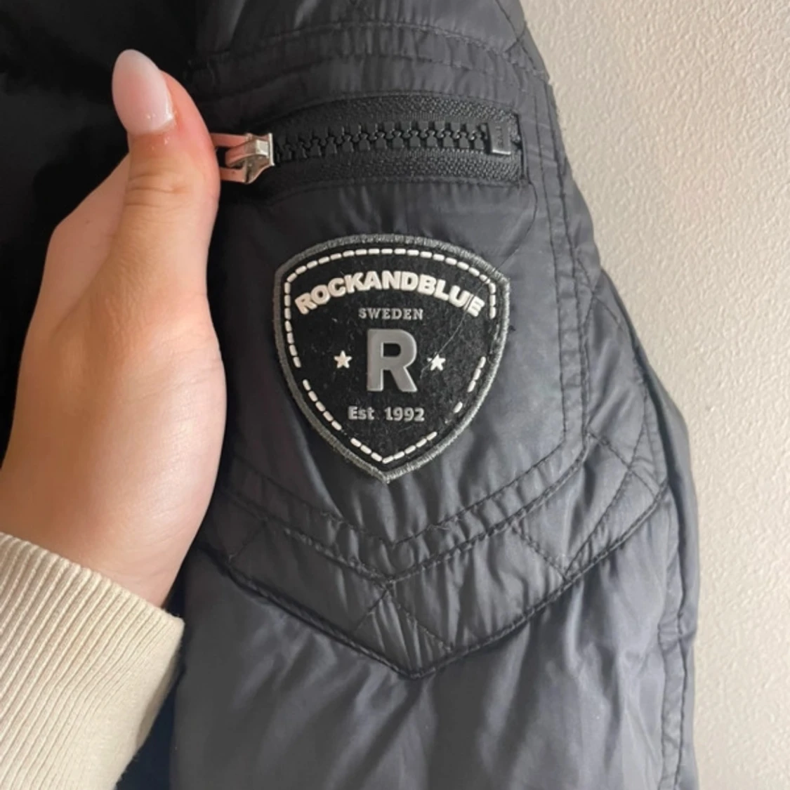 Svart dunjacka från Rockandblue - 90