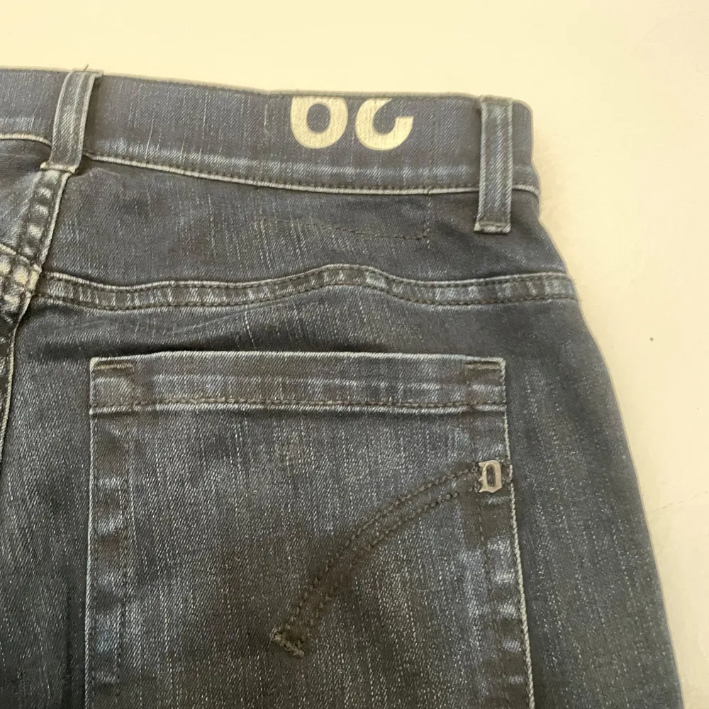 Dondup jeans modell George - Färg: Mörkblå - Skick 9,7/10, knappt använda - Storlek: 29 - Nypris: 3000-4000 kr - Mitt pris: 1199 - Snygga jeans med unik tvätt och färg! Kontakta vid frågor🙂. Jeans & Byxor.