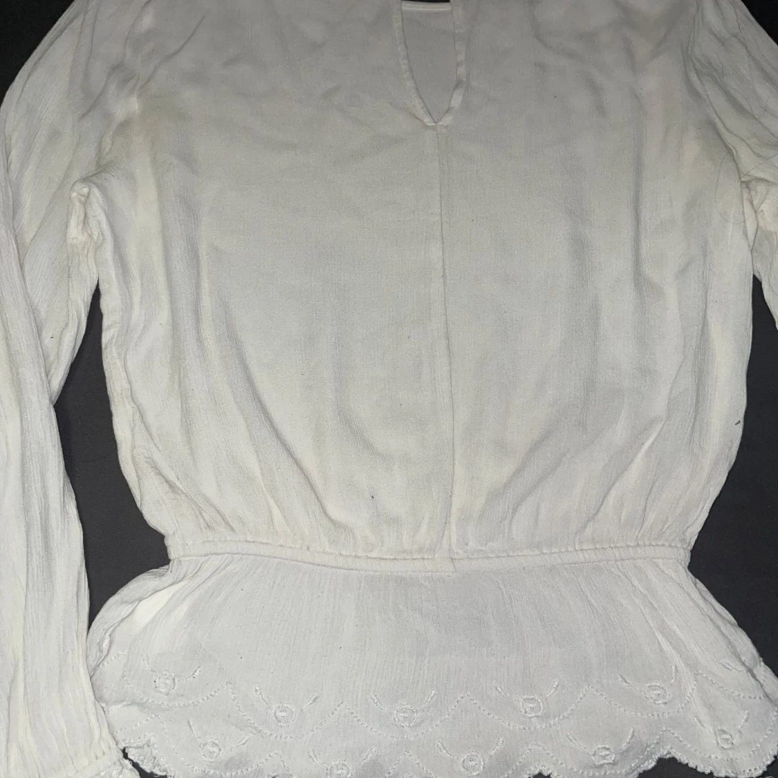 vit blus med volanger och små blomdetaljer - 90