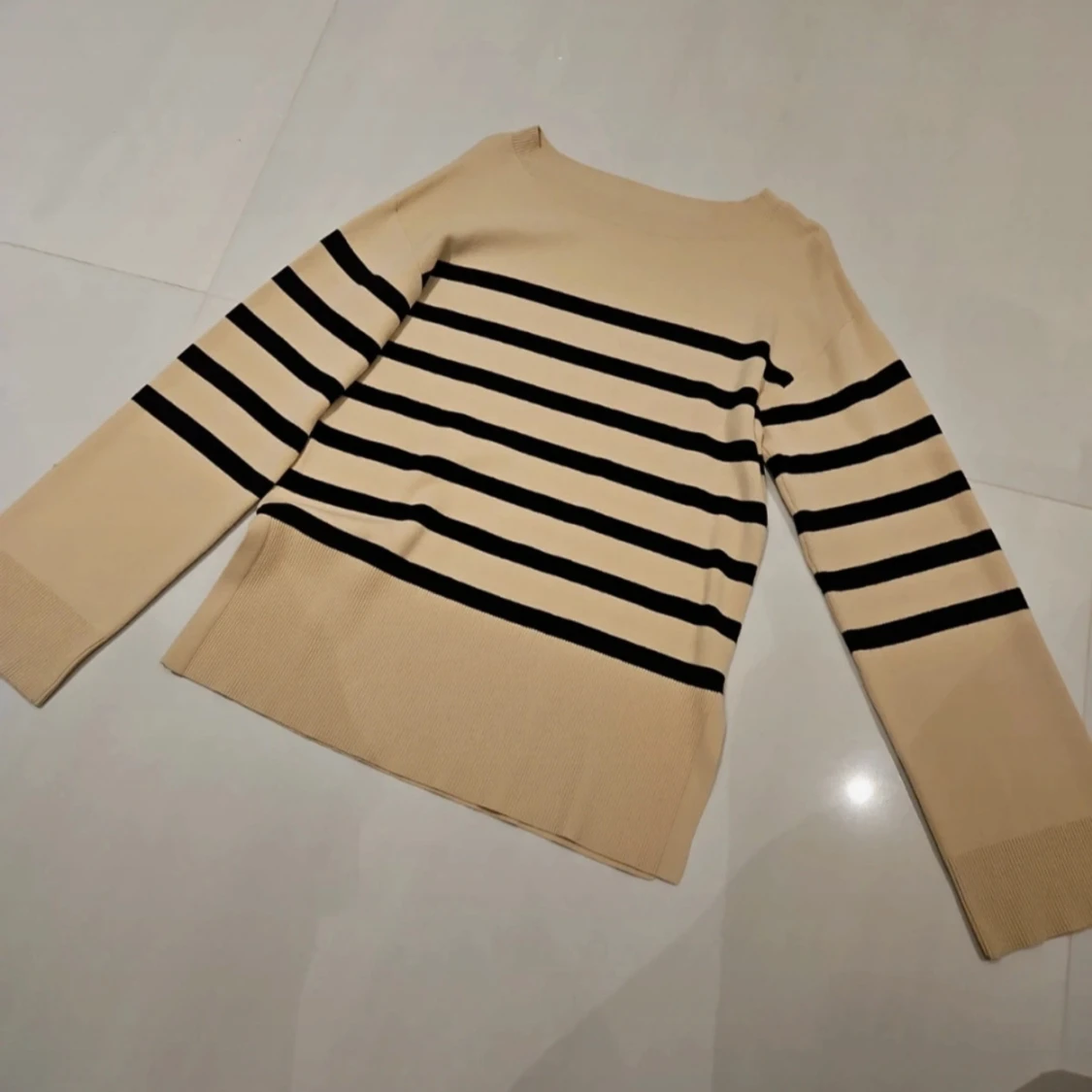 Beige och svart randig tröja från Bubbleroom - 90