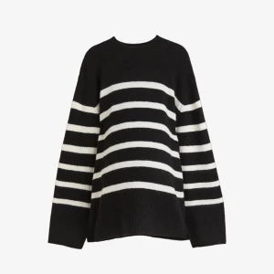 Svart och vit randig tröja - Säljer en svart och vit randig tröja med lång ärm. Tröjan har en avslappnad passform och är perfekt för kyligare dagar. Den är tillverkad i ett mjukt material som ger en skön känsla. Storlek L men passar S-M oversized 💖