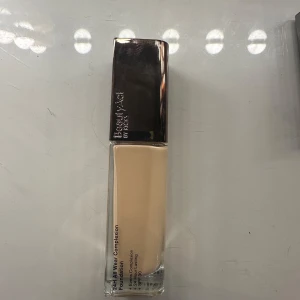 Foundation från BeautyAct - Foundation i nyansen 03W från BeautyAct by Kicks. Kommer i en elegant glasflaska med metallock. Perfekt för en jämn och naturlig finish.