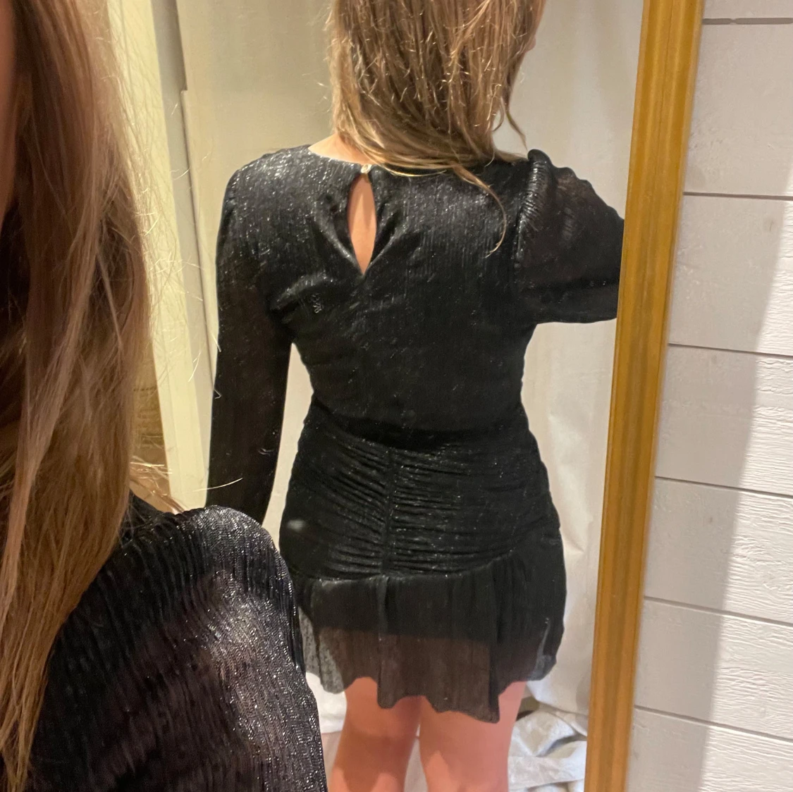 Majeliknande svart glittrig klänning  - 91