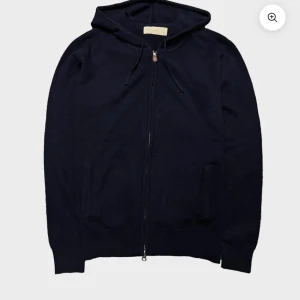 Mörkblå hoodie från Sayless - Jag har den första hoodien och vill gärna byta mot utan drag kedja i antingen grå eller blå storlek S, möts i göteborg kom pm för fler bilder på varan( nästan aldrig använd så i bra skick) 