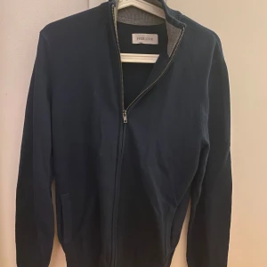 Full zip tröja - Pier one marinblå full zip i storlek S  varan har inga defekter och är inte använd 