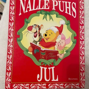 Nalle Puhs Jul - En charmig barnbok om Nalle Puhs juläventyr, ursprungligenw publicerad av Disney Press. Boken är översatt till svenska och utgiven av Richters Förlag. Den innehåller färgglada illustrationer och berättar en julhistoria med Nalle Puh och hans vänner.
