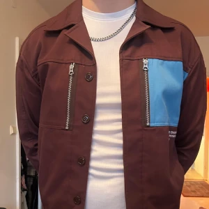 Brun canvas-jacka från Acne Studios - Snygg mörkbrun jacka från Acne Studios. Storlek M/L. Använt 2ggr