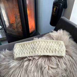 Handgjorda virkade pannband - Mysiga virkade & fodrade pannband, Perfekta för att hålla värmen under kyliga dagar. De har en enkel och stilren design med en twistdetalj framtill. Storleken samt färgval görs utifrån individ och önskemål. Tillverkningstid ca 5 timmar🤍 